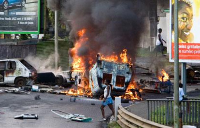 Les violences et les pillages dans la nuit du mardi 17 au mercredi 18 février, à Point-à-Pitre, Guadeloupe, ont provoqué la mort d'un syndicaliste de la CGTG. Les violences et les pillages dans la nuit du mardi 17 au mercredi 18 février, à Point-à-Pitre, Guadeloupe, ont provoqué la mort d'un syndicaliste de la CGTG.