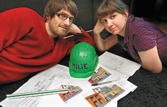 Julien Pilette, fondateur d'une société de recyclage, et sa femme Chloé, jouent les bâtisseurs. Julien Pilette, fondateur d'une société de recyclage, et sa femme Chloé, jouent les bâtisseurs.