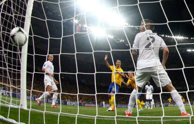 Larsson cruficie l'équipe de France, battue par la Suède 2-0 le 19 juin, lors de l'Euro 2012. Larsson cruficie l'équipe de France, battue par la Suède 2-0 le 19 juin, lors de l'Euro 2012.