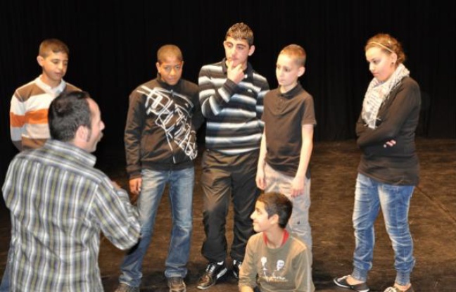 Volontaires, les jeunes montent avec entrain sur scène pour réaliser quelques exercices. Volontaires, les jeunes montent avec entrain sur scène pour réaliser quelques exercices.