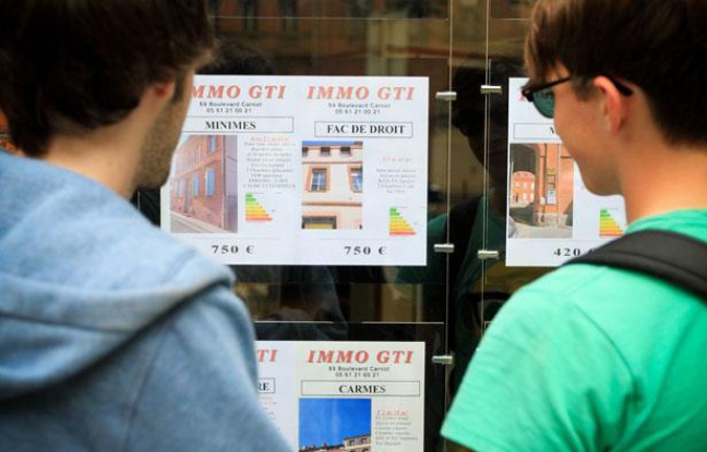 Toulouse, le 10 juillet 2012. Deux jeunes étudiants regardent les annonces de location d'une agence immobilière dans le centre ville. Toulouse, le 10 juillet 2012. Deux jeunes étudiants regardent les annonces de location d'une agence immobilière dans le centre ville.