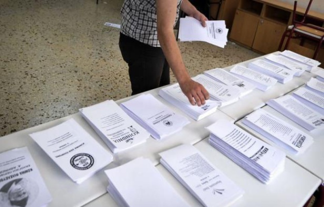 La droite conservatrice est créditée d'un fragile demi-point d'avance sur la gauche radicale dimanche soir, selon un sondage réalisé à la sortie des bureaux de vote à la clôture d'un scrutin crucial sur l'avenir de la Grèce dans l'euro. La droite conservatrice est créditée d'un fragile demi-point d'avance sur la gauche radicale dimanche soir, selon un sondage réalisé à la sortie des bureaux de vote à la clôture d'un scrutin crucial sur l'avenir de la Grèce dans l'euro.