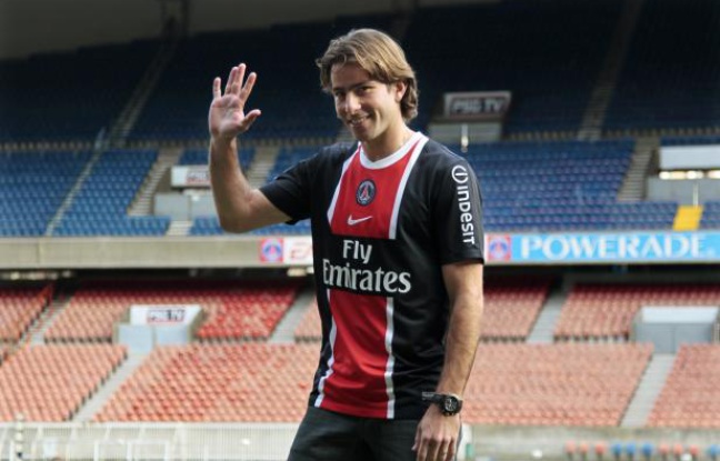 Le Brésilien Maxwell lors de sa présentation au PSG, le 12 janvier 2012 à Paris. Le Brésilien Maxwell lors de sa présentation au PSG, le 12 janvier 2012 à Paris.