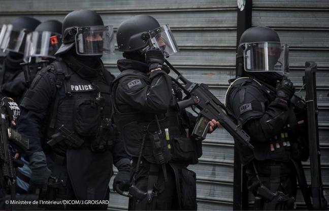 Les policiers du Raid à Saint-Denis, le 18 novembre 2015 Les policiers du Raid à Saint-Denis, le 18 novembre 2015