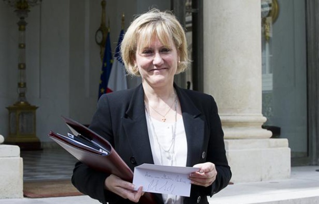 Nadine Morano montre aux journalistes son étiquette dédicacée par Nicolas Sarkoy à la sortie du dernier conseil des ministres du gouvernement Fillon le 9 mai 2012. Nadine Morano montre aux journalistes son étiquette dédicacée par Nicolas Sarkoy à la sortie du dernier conseil des ministres du gouvernement Fillon le 9 mai 2012.