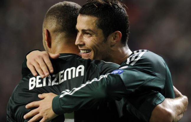 L'attaquant français du Real Madrid, Karim Benzema, dans les bras de Cristriano Ronaldo après son but contre l'Ajax Amsterdam en Ligue des champions, le 3 octobre 2012 à Amsterdam. L'attaquant français du Real Madrid, Karim Benzema, dans les bras de Cristriano Ronaldo après son but contre l'Ajax Amsterdam en Ligue des champions, le 3 octobre 2012 à Amsterdam.