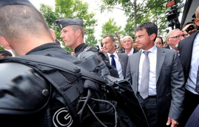 Le ministre de l'Intérieur Manuel Valls lance officiellement mardi à Saint-Ouen (Seine-Saint-Denis) les zones de sécurité prioritaires (ZSP), promesse de campagne du candidat Hollande contre la délinquance dans les quartiers difficiles. Le ministre de l'Intérieur Manuel Valls lance officiellement mardi à Saint-Ouen (Seine-Saint-Denis) les zones de sécurité prioritaires (ZSP), promesse de campagne du candidat Hollande contre la délinquance dans les quartiers difficiles.