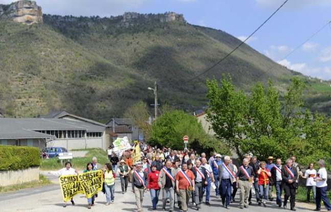 Manifestation contre les gaz de schiste, le 17 avril 2011 à Nant, dans l'Ardèche. Manifestation contre les gaz de schiste, le 17 avril 2011 à Nant, dans l'Ardèche.