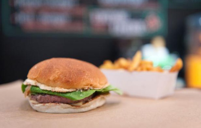 Paris le 21 fevrier 2012. Restaurant Bio Burger dans le passage Choiseul. Hamburger avec des produits issus de l'agriculture biologique. Paris le 21 fevrier 2012. Restaurant Bio Burger dans le passage Choiseul. Hamburger avec des produits issus de l'agriculture biologique.
