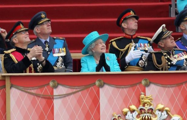 Des milliers de membres des forces armées ont participé samedi à une parade devant la reine Elizabeth II et son mari, le prince Philip, au château de Windsor, dans le cadre des festivités du jubilé de diamant de la souveraine britannique. Des milliers de membres des forces armées ont participé samedi à une parade devant la reine Elizabeth II et son mari, le prince Philip, au château de Windsor, dans le cadre des festivités du jubilé de diamant de la souveraine britannique.