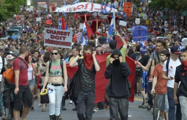 Quelque 400 personnes ont été interpellées dans la nuit de mercredi à jeudi à Montréal au terme d'une manifestation festive, déclarée illégale par les autorités, qui l'ont néanmoins tolérée pendant plus de trois heures, avant quelques débordements. Quelque 400 personnes ont été interpellées dans la nuit de mercredi à jeudi à Montréal au terme d'une manifestation festive, déclarée illégale par les autorités, qui l'ont néanmoins tolérée pendant plus de trois heures, avant quelques débordements.