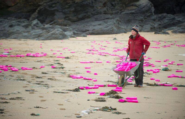 Des milliers de bidons de lessive se sont échoués sur cette plage de Cornouailles, en Angleterre. Des milliers de bidons de lessive se sont échoués sur cette plage de Cornouailles, en Angleterre.