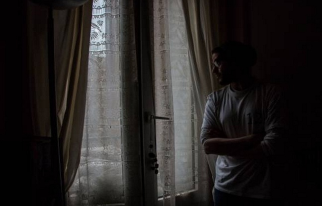 Montrouge (Hauts-de-Seine), le 2 février 2016. Ahmed, assigné à résidence depuis le 19 novembre. Montrouge (Hauts-de-Seine), le 2 février 2016. Ahmed, assigné à résidence depuis le 19 novembre.