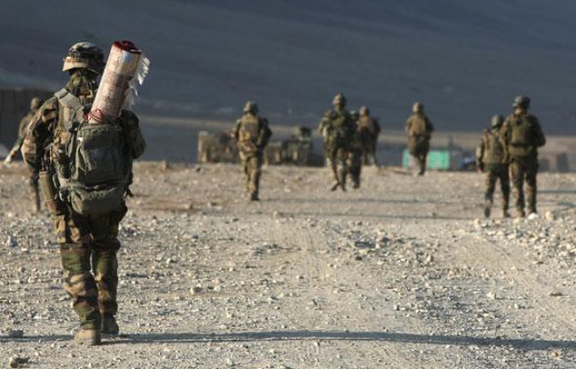Un soldat français du 13e bataillon de chasseurs alpins en patrouille transporte un tapis afghan, Tagab, Afghanistan, le 7 janvier 2010. Un soldat français du 13e bataillon de chasseurs alpins en patrouille transporte un tapis afghan, Tagab, Afghanistan, le 7 janvier 2010.