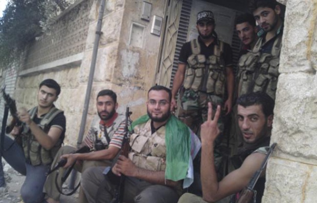 Des membres de l'Armée syrienne libre, le 2 septembre 2012, à Alep (Syrie). Des membres de l'Armée syrienne libre, le 2 septembre 2012, à Alep (Syrie).