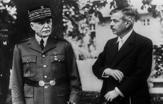 Le maréchal Pétain et Pierre Laval, son chef de gouvernement, à Vichy, en 1943. Le maréchal Pétain et Pierre Laval, son chef de gouvernement, à Vichy, en 1943.