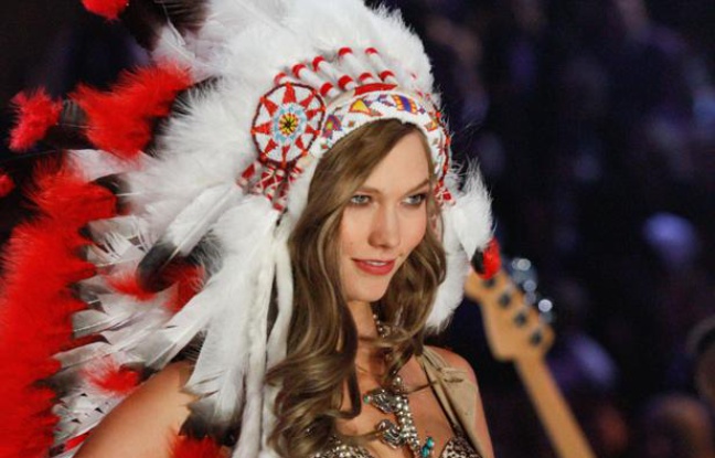 Le mannequin Karlie Kloss lors du défilé 2012 - 2013 de la marque de lingerie Victoria's Secret. Le mannequin Karlie Kloss lors du défilé 2012 - 2013 de la marque de lingerie Victoria's Secret.
