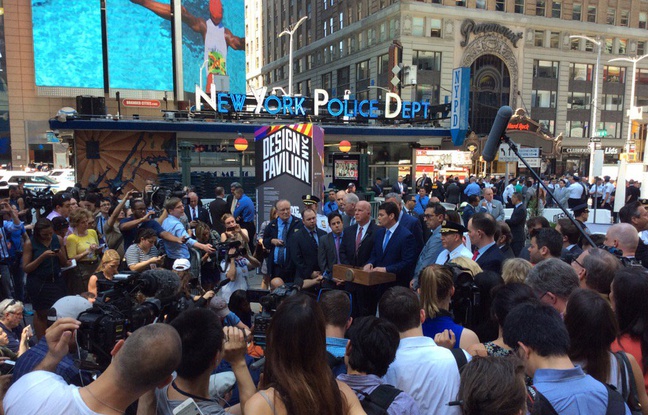 Le maire de New York, Bill de Blasio, et le chef de la police, James O'Neill, ont écarté la piste terroriste après un incident de la circulation qui a fait 1 mort et 22 blessés à Times Square, le 18 mai 2017. Le maire de New York, Bill de Blasio, et le chef de la police, James O'Neill, ont écarté la piste terroriste après un incident de la circulation qui a fait 1 mort et 22 blessés à Times Square, le 18 mai 2017.