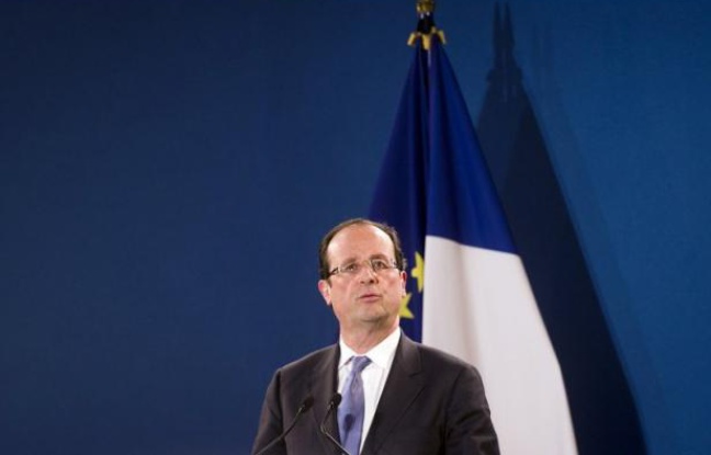 François Hollande (31,5%) devancerait de 5,5 points Nicolas Sarkozy (26%) au premier tour de la présidentielle, tandis que Marine Le Pen (16%) et François Bayrou (12%) seraient nettement derrière, selon un sondage TNS Sofres pour le Nouvel Observtateur et i-TELE publié mercredi et réalisé après l'intervention télévisée du chef de l'Etat. François Hollande (31,5%) devancerait de 5,5 points Nicolas Sarkozy (26%) au premier tour de la présidentielle, tandis que Marine Le Pen (16%) et François Bayrou (12%) seraient nettement derrière, selon un sondage TNS Sofres pour le Nouvel Observtateur et i-TELE publié mercredi et réalisé après l'intervention télévisée du chef de l'Etat.