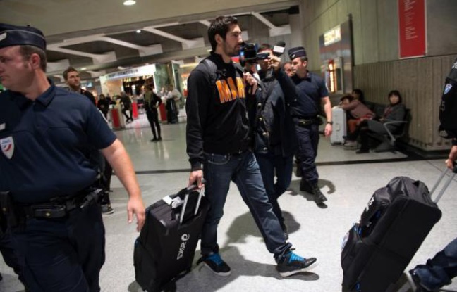 Les joueurs de Montpellier, au centre d'une affaire de paris sportifs visant certains d'entre eux, sont arrivés vendredi soir à l'aéroport de Roissy au milieu d'une grosse cohue médiatique, tandis que le président du club a annoncé des sanctions contre les joueurs-parieurs. Les joueurs de Montpellier, au centre d'une affaire de paris sportifs visant certains d'entre eux, sont arrivés vendredi soir à l'aéroport de Roissy au milieu d'une grosse cohue médiatique, tandis que le président du club a annoncé des sanctions contre les joueurs-parieurs.