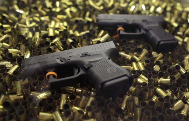 Deux pistolets Glock 26 lors présentés à un salon consacré aux armes à feu à Las Vegas, en 2011. Deux pistolets Glock 26 lors présentés à un salon consacré aux armes à feu à Las Vegas, en 2011.
