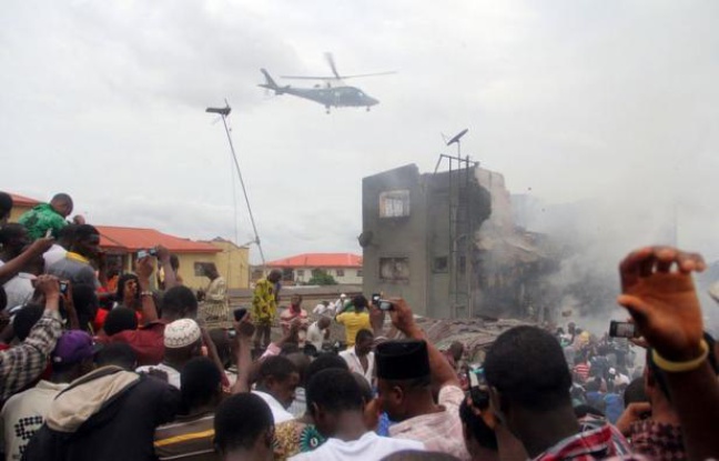 Un avion de ligne avec à son bord 153 personnes, dont six membres d'équipage, s'est écrasé dimanche sur un quartier populaire de la capitale économique nigériane Lagos, ne laissant quasiment aucun espoir de retrouver des survivants. Un avion de ligne avec à son bord 153 personnes, dont six membres d'équipage, s'est écrasé dimanche sur un quartier populaire de la capitale économique nigériane Lagos, ne laissant quasiment aucun espoir de retrouver des survivants.