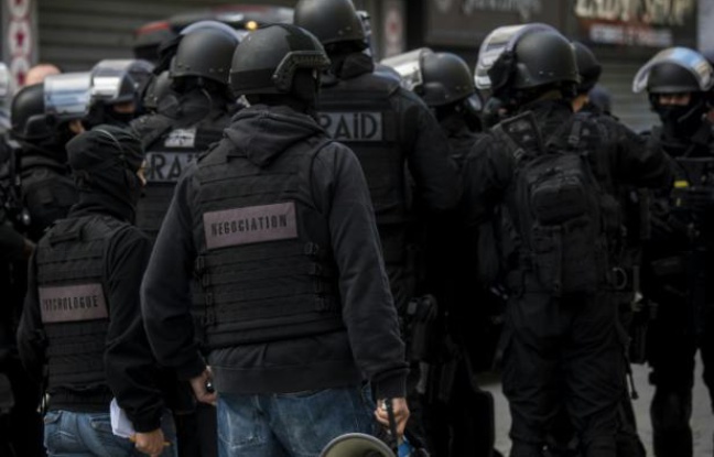Des hommes du Raid lors de l'assaut à Saint-Denis le 18 novembre 2015 Des hommes du Raid lors de l'assaut à Saint-Denis le 18 novembre 2015