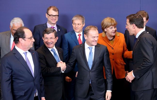 François Hollande et le Premier ministre turc Ahmet Davutoglu (à gauche), lors du sommet entre l'UE et la Turquie, le 7 mars 2016, à Bruxelles. François Hollande et le Premier ministre turc Ahmet Davutoglu (à gauche), lors du sommet entre l'UE et la Turquie, le 7 mars 2016, à Bruxelles.