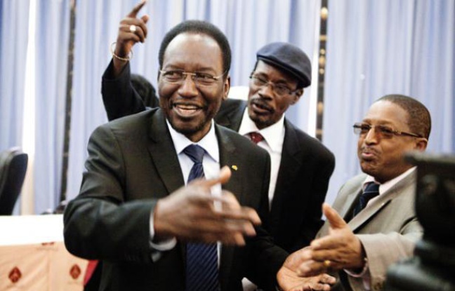 Le président du Mali par intérim, Dioncounda Traore, salue ses partisans lors d'une conférence de presse à Bamako, le 11 avril 2012. Le président du Mali par intérim, Dioncounda Traore, salue ses partisans lors d'une conférence de presse à Bamako, le 11 avril 2012.
