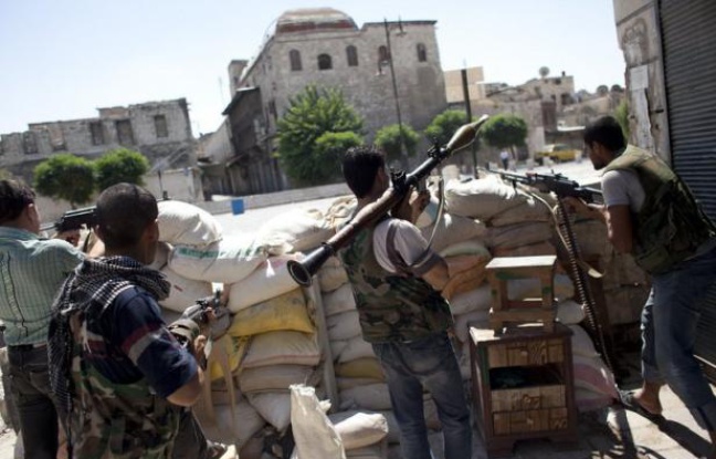 Une journaliste japonaise a été tuée lundi en couvrant les affrontements à Alep, tandis que deux reporters arabes et un troisième turc sont portés disparus dans cette deuxième ville de Syrie, rapporte l'Observatoire syrien des droits de l'Homme. Une journaliste japonaise a été tuée lundi en couvrant les affrontements à Alep, tandis que deux reporters arabes et un troisième turc sont portés disparus dans cette deuxième ville de Syrie, rapporte l'Observatoire syrien des droits de l'Homme.