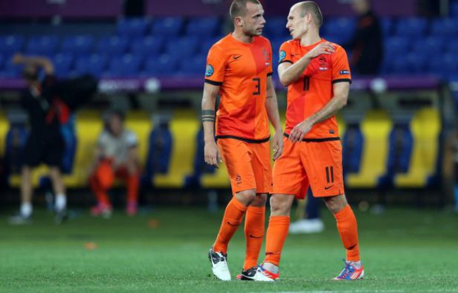 Les Néerlandais Arjen Robben (droite) et John Heitinga, le 9 juin 2012 à Kharkiv. Les Néerlandais Arjen Robben (droite) et John Heitinga, le 9 juin 2012 à Kharkiv.