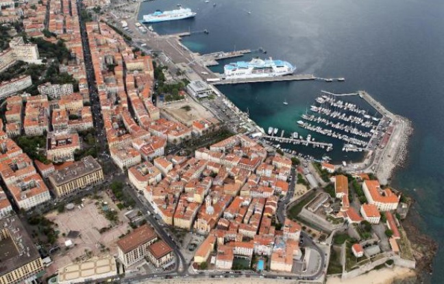 Vue aérienne d'Ajaccio, où apparaît un ferry de la compagnie maritime SNCM, le 1er juin 2014 Vue aérienne d'Ajaccio, où apparaît un ferry de la compagnie maritime SNCM, le 1er juin 2014