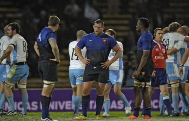 Le XV de France s'est placé tout seul sous pression après sa défaite (23-20) face à l'Argentine au terme d'un match pourtant maîtrisé samedi à Cordoba lors de la première manche de la tournée de juin, un résultat qui va alourdir l'ambiance de la deuxième semaine. Le XV de France s'est placé tout seul sous pression après sa défaite (23-20) face à l'Argentine au terme d'un match pourtant maîtrisé samedi à Cordoba lors de la première manche de la tournée de juin, un résultat qui va alourdir l'ambiance de la deuxième semaine.
