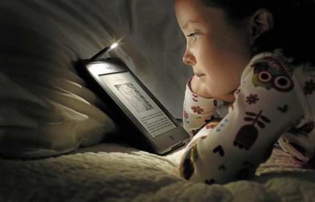 Comme les autres fabricants, Amazon espère que l'été va contribuer à faire décoller les ventes de Kindle. Comme les autres fabricants, Amazon espère que l'été va contribuer à faire décoller les ventes de Kindle.