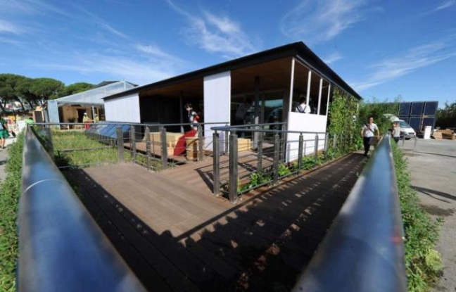 Une maison portugaise qui pivote à 180 degrés en fonction du soleil, une autre japonaise entourée d'une rizière et d'arbres fruitiers pour être auto-suffisante: 19 équipes universitaires du monde entier exposent les maisons écolos-solaires de demain dans un concours à Madrid. Une maison portugaise qui pivote à 180 degrés en fonction du soleil, une autre japonaise entourée d'une rizière et d'arbres fruitiers pour être auto-suffisante: 19 équipes universitaires du monde entier exposent les maisons écolos-solaires de demain dans un concours à Madrid.