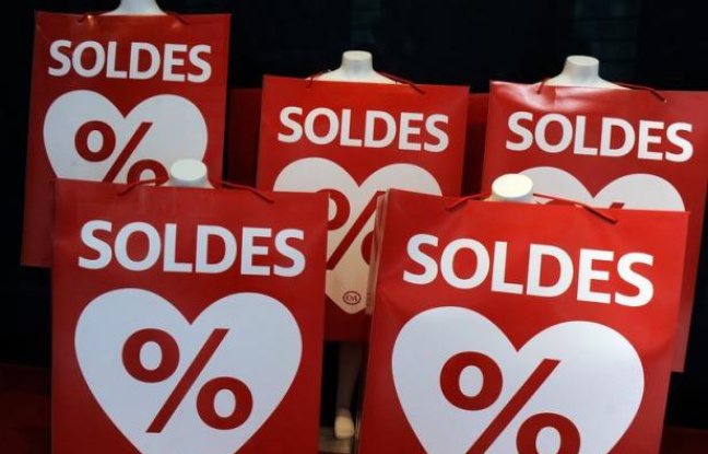 Les soldes d'été qui s'achèvent mardi ont bien dynamisé les ventes sur internet, mais le bilan est plus mitigé pour les commerçants traditionnels qui n'enregistrent qu'une modeste hausse de leur activité au terme d'une saison morose. Les soldes d'été qui s'achèvent mardi ont bien dynamisé les ventes sur internet, mais le bilan est plus mitigé pour les commerçants traditionnels qui n'enregistrent qu'une modeste hausse de leur activité au terme d'une saison morose.