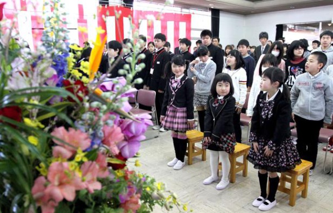 Le retour des écoliers de Kawauchi dans leur école, située près de la centrale de Fukushima, au Japon, a été marquée par une cérémonie officielle le 6 avril 2012. Le retour des écoliers de Kawauchi dans leur école, située près de la centrale de Fukushima, au Japon, a été marquée par une cérémonie officielle le 6 avril 2012.