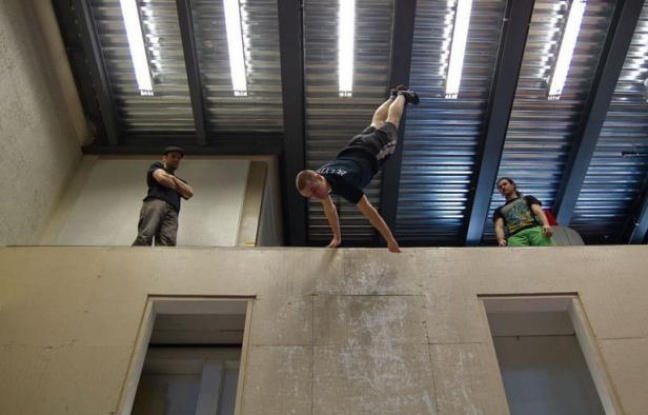 Sous les voûtes de l'église Saint-Esprit de Québec, les acrobates de l'école du cirque de Québec font "le grand saut" sur trampoline situé 5 mètres plus bas, rebondissent sur un trampoline et ricochent sur la paroi du mur. Sous les voûtes de l'église Saint-Esprit de Québec, les acrobates de l'école du cirque de Québec font "le grand saut" sur trampoline situé 5 mètres plus bas, rebondissent sur un trampoline et ricochent sur la paroi du mur.