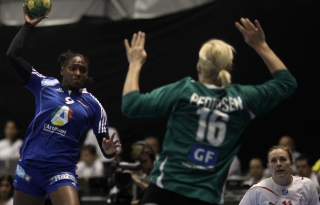 L'ailière de l'équipe de France de handball, Paule Baudouin, lors d'un match du championnat du monde contre le Brésil, le 16 décembre 2011 . L'ailière de l'équipe de France de handball, Paule Baudouin, lors d'un match du championnat du monde contre le Brésil, le 16 décembre 2011 .