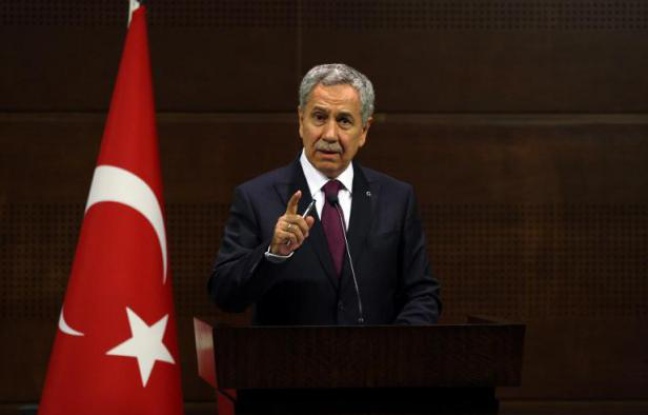 La Turquie a abattu lundi un hélicoptère militaire syrien qui a violé son espace aérien, a déclaré le vice-Premier ministre turc Bülent Arinç. La Turquie a abattu lundi un hélicoptère militaire syrien qui a violé son espace aérien, a déclaré le vice-Premier ministre turc Bülent Arinç.