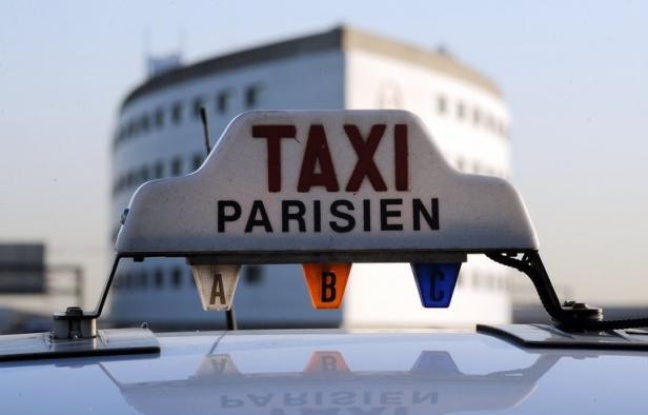 "Bonjour, votre chauffeur est arrivé". Le client est ainsi averti par sms de l'arrivée d'un taxi collectif qui doit le déposer dans une gare ou un aéroport parisien, une formule de transport attractive en période de crise et à l'heure de la flambée des prix du carburant. "Bonjour, votre chauffeur est arrivé". Le client est ainsi averti par sms de l'arrivée d'un taxi collectif qui doit le déposer dans une gare ou un aéroport parisien, une formule de transport attractive en période de crise et à l'heure de la flambée des prix du carburant.