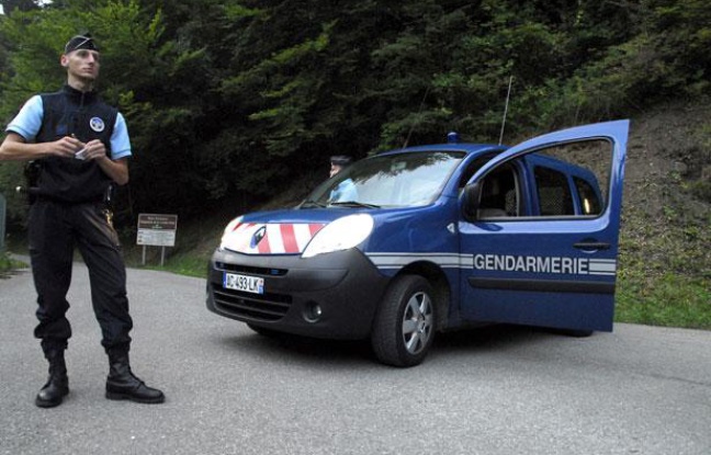 Des gendarmes à Chevaline (Haute-Savoie), à proximité du parking où ont quatre personnes ont été tuées le 5 septembre 2012. Des gendarmes à Chevaline (Haute-Savoie), à proximité du parking où ont quatre personnes ont été tuées le 5 septembre 2012.