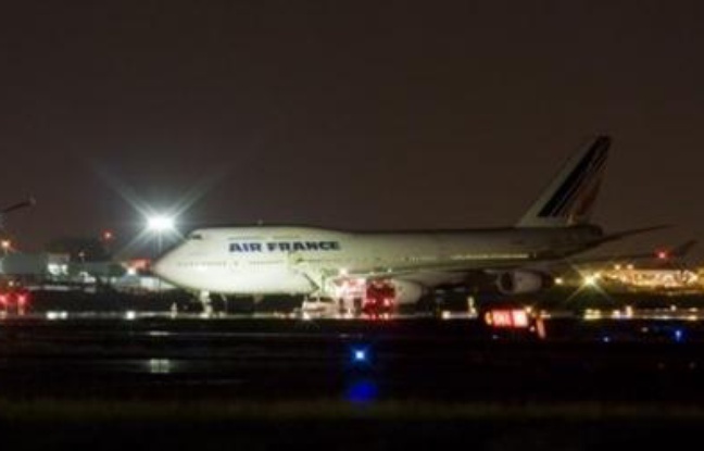 Un Boeing 747-400 de la compagnie Air France en provenance de Paris est partiellement sorti de piste à son atterrissage mardi soir à l'aéroport Pierre-Elliott Trudeau de Montréal, sans faire de blessés ni de dégâts majeurs, ont indiqué les services de l'aéroport et la compagnie. Un Boeing 747-400 de la compagnie Air France en provenance de Paris est partiellement sorti de piste à son atterrissage mardi soir à l'aéroport Pierre-Elliott Trudeau de Montréal, sans faire de blessés ni de dégâts majeurs, ont indiqué les services de l'aéroport et la compagnie.