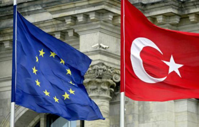 Drapeaux de l'UE et de la Turquie, à Berlin, le 16 juin 2004 Drapeaux de l'UE et de la Turquie, à Berlin, le 16 juin 2004