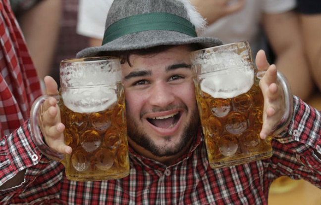 Un jeune homme pose avec ses deux pintes durant l'Oktoberfest de Munich, le 28 septembre 2014. Un jeune homme pose avec ses deux pintes durant l'Oktoberfest de Munich, le 28 septembre 2014.
