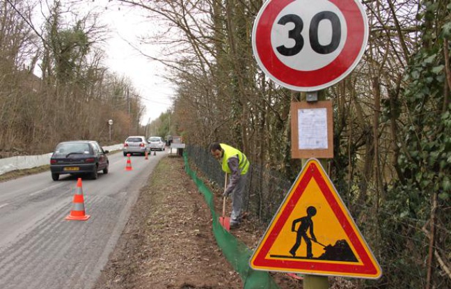 Sur la route communale d'Ormoy-la-Rivière (Essonne), des bénévoles installent une bâche pour éviter aux crapauds de se faire écraser, le 10 mars 2012. Sur la route communale d'Ormoy-la-Rivière (Essonne), des bénévoles installent une bâche pour éviter aux crapauds de se faire écraser, le 10 mars 2012.