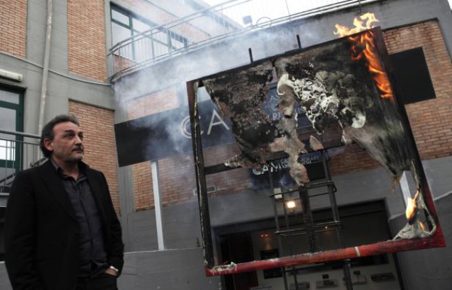 Antonio Manfredi, le directeur du Musée d'art contemporain de Casoria, devant l’œuvre détruite de l'artiste Séverine Bourguignon, le 17 avril 2012.
Antonio Manfredi, le directeur du Musée d'art contemporain de Casoria, devant l’œuvre détruite de l'artiste Séverine Bourguignon, le 17 avril 2012.