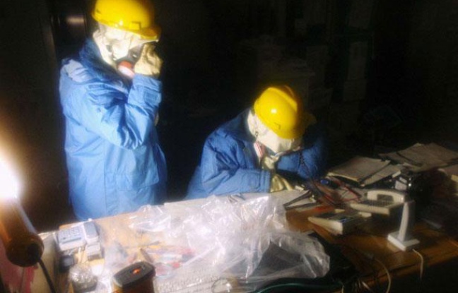 Des employés de Tepco travaillent dans la centrale nucléaire de Fukushima, au Japon, le 23 mars 2011. Des employés de Tepco travaillent dans la centrale nucléaire de Fukushima, au Japon, le 23 mars 2011.