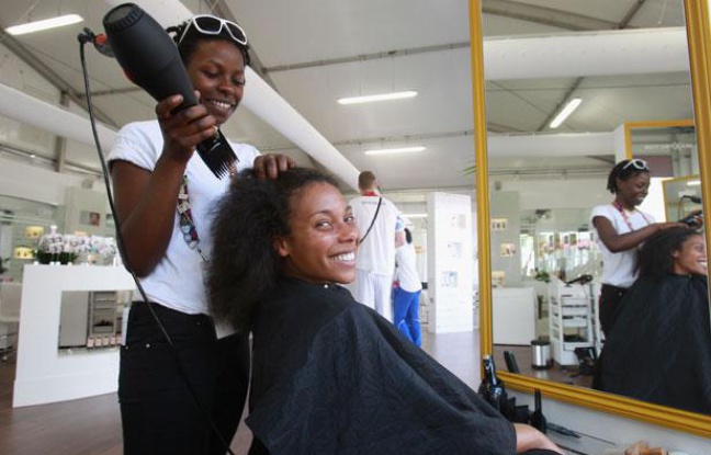 Sarah Hanffou au coiffeur du village olympique, le 27 juillet 2012, à Londres. Sarah Hanffou au coiffeur du village olympique, le 27 juillet 2012, à Londres.