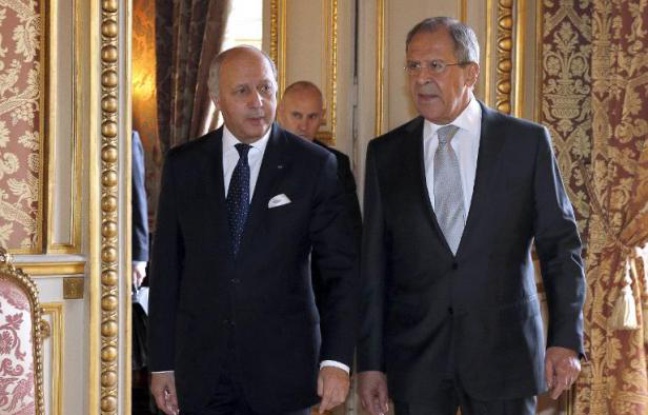 Le ministre français des AE Laurent Fabius (g) et son homologue russe Sergei Lavrov avant une rencontre diplomatique sur l'Ukraine à Paris, le 24 février 2015 Le ministre français des AE Laurent Fabius (g) et son homologue russe Sergei Lavrov avant une rencontre diplomatique sur l'Ukraine à Paris, le 24 février 2015